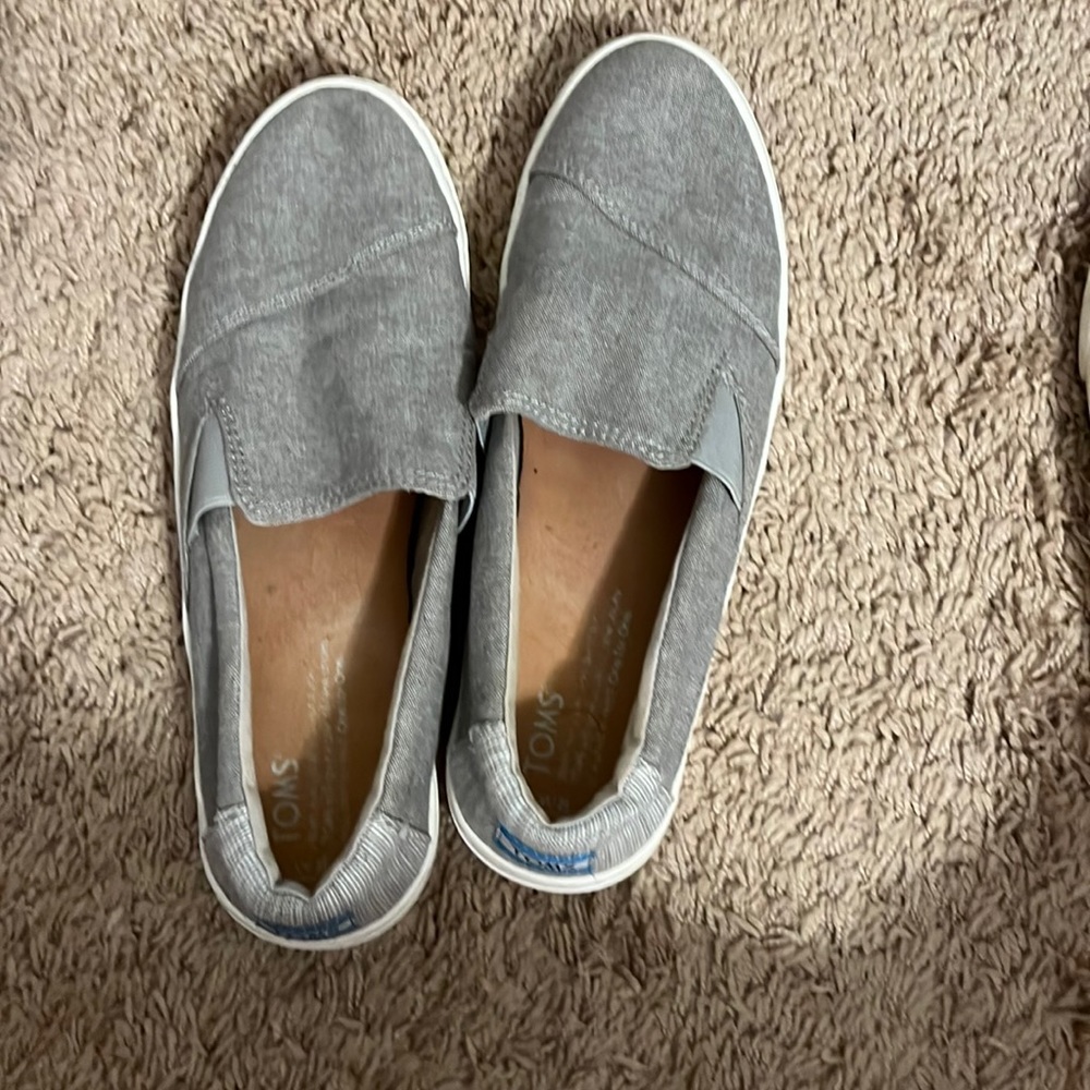 Tom’s Shoes size 8